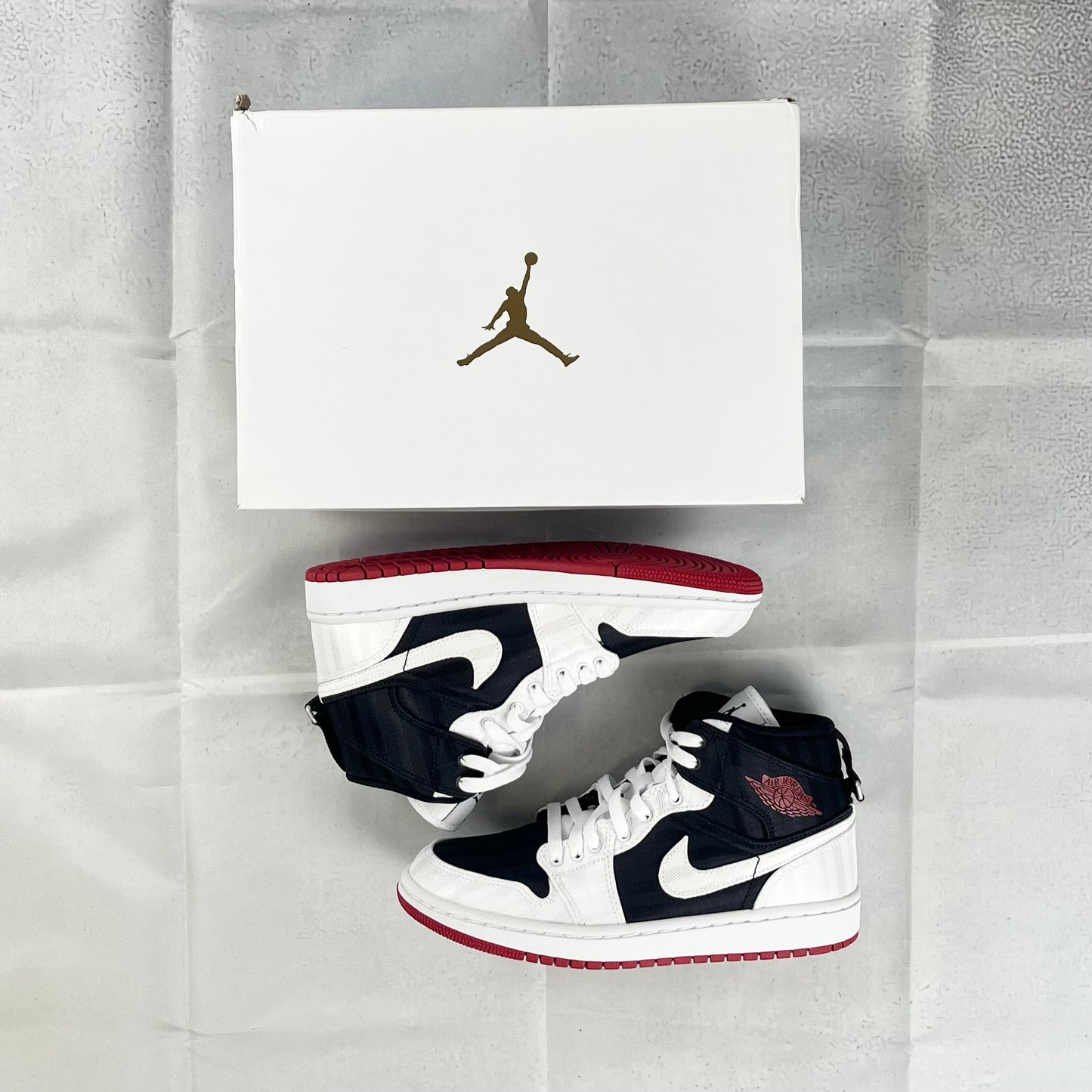 Nike - AIR JORDAN 1 MID SE UTL WMNS